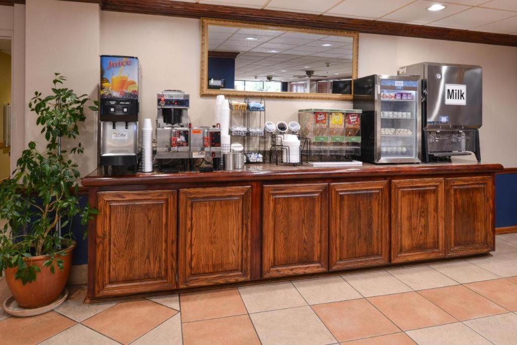 New Victorian Inn & Suites Omaha Bagian luar foto